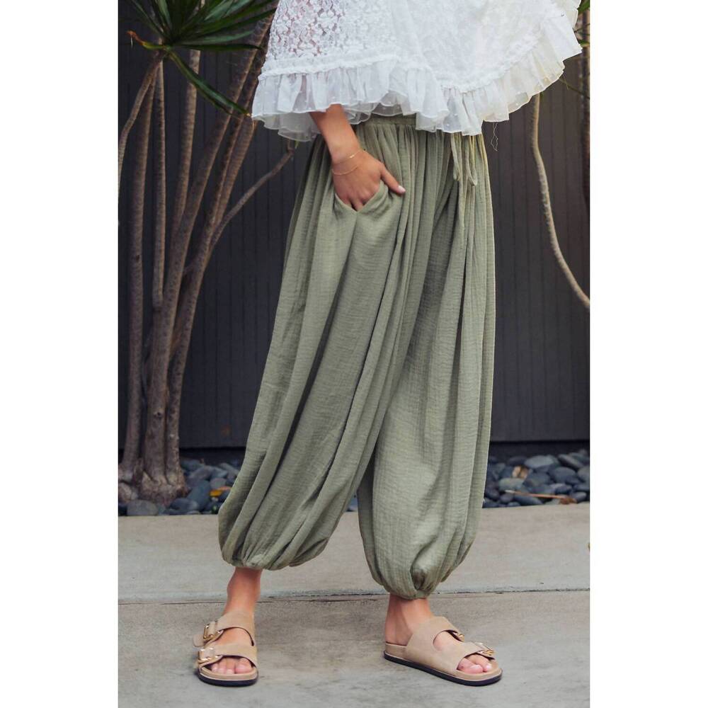 NEW URBAN DAIZY crinkle balloon drawstring pants in olive - Picture 2 of 3